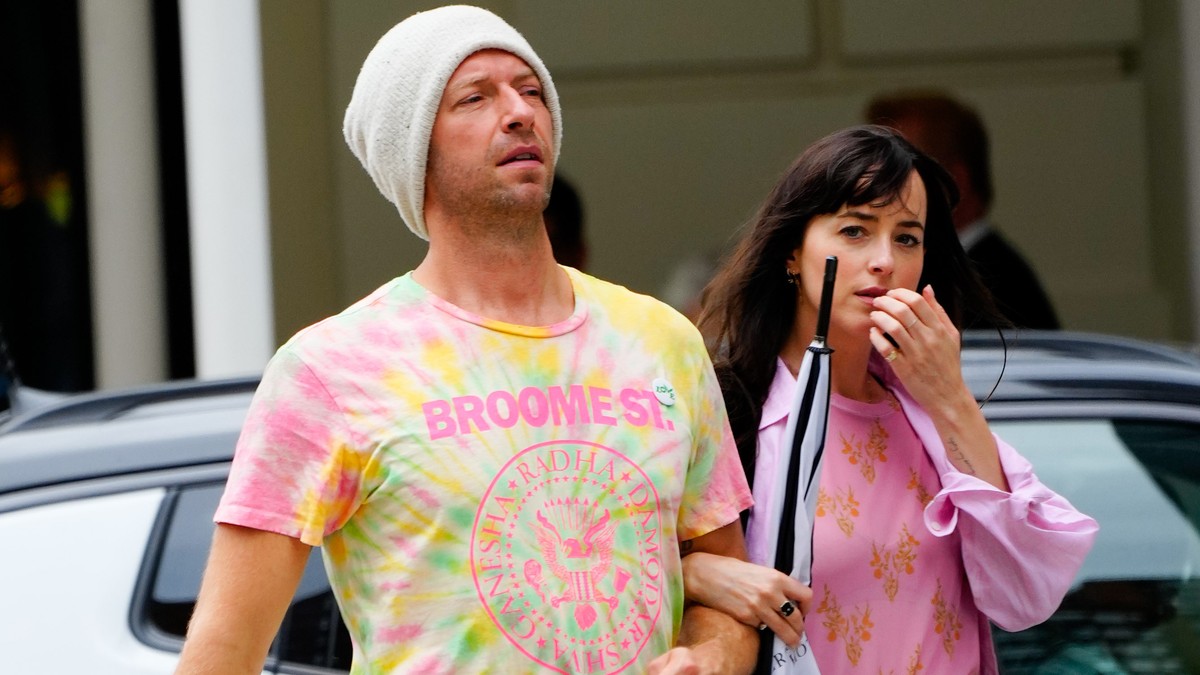 Ebből mekkora buli lesz! A Coldplay énekese eljegyezte A szürke ötven árnyalata bombázóját