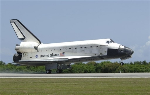 US SPACE SHUTTLE ENDEAVOUR - LANDING IN FLORIDA