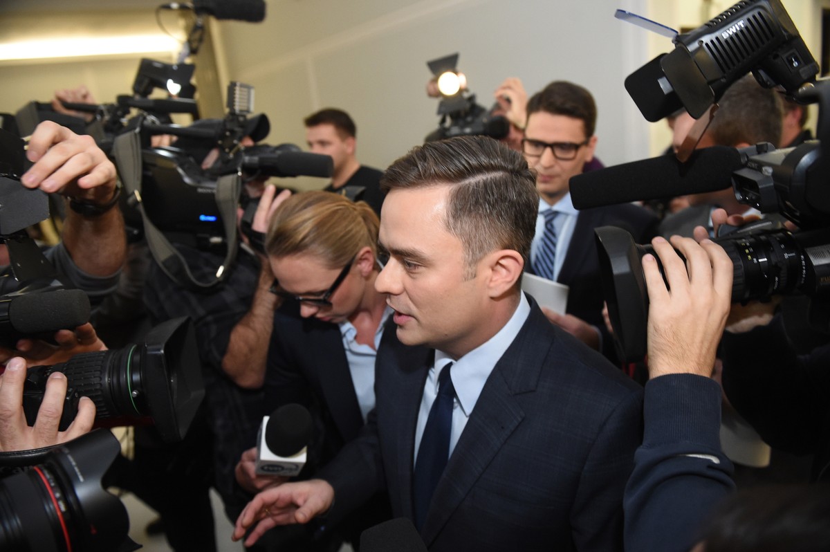 Adam Hofman. Za nim Mariusz Antoni Kamiński