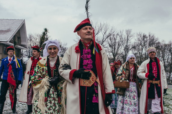 Aktorzy Teatru Złoty Róg prowadzą korowód weselny w Bronowicach