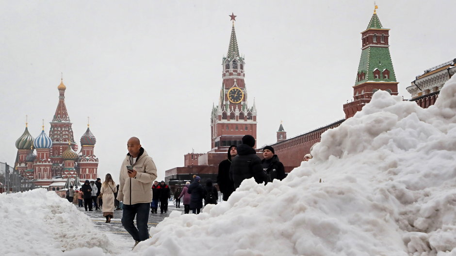 epa10997690 - RUSSIA WEATHER SNOWFALL (Heavy snowfall hits Moscow)