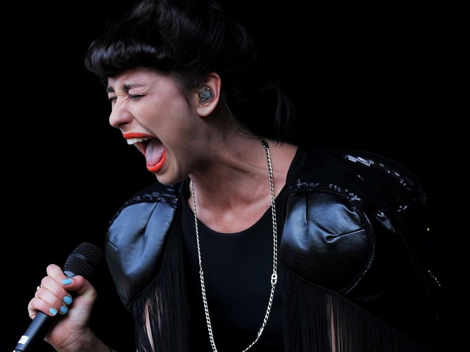 W teledyskach i na scenie zadziorna i odważna, hipnotyzuje spojrzeniem. Kimbra prywatnie jesy miłą i skromną dziewczyną