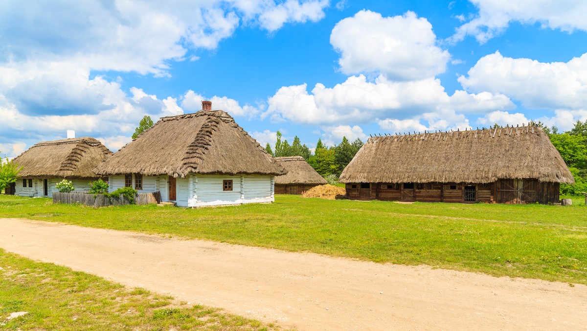 Prezentacja regionalnych produktów i potraw, masa atrakcji dla dzieci, warsztaty garncarskie czy dojenie krów, a do tego występy zespołów folklorystycznych i gwiazdy disco polo Zenka Martyniuka. Tak w dużym skrócie będzie wyglądał XII Świętokrzyski Jarmark Agroturystyczny. Impreza organizowana przez Urząd Marszałkowski i Muzeum Wsi Kieleckiej odbędzie się już w najbliższą niedzielę w Parku Etnograficznym w Tokarni.