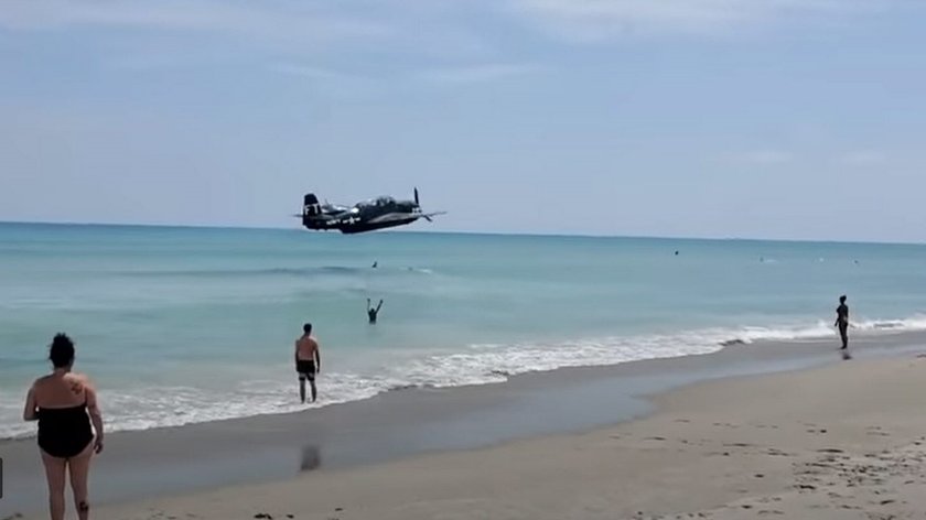 Dramat na pokazie lotniczym. Samolot lądował w oceanie. Pomiędzy ludźmi! [WIDEO]