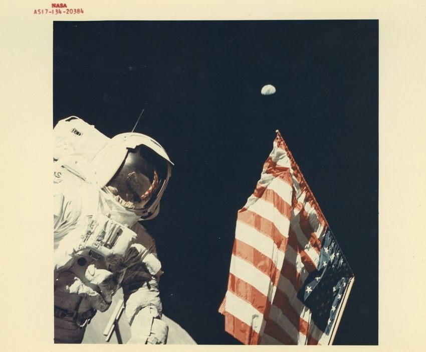 Judžin Cernan i Harison Šmit sa Zemljom iznad američke zastave, decembar 1972.