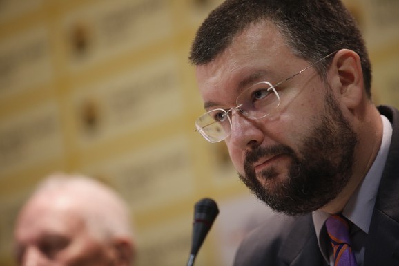 Čedomir Antić piše za "Blic": IZDAJA KROZ ISTORIJU - Ne razumem one političare koji idu u strane zemlje da grde svoju