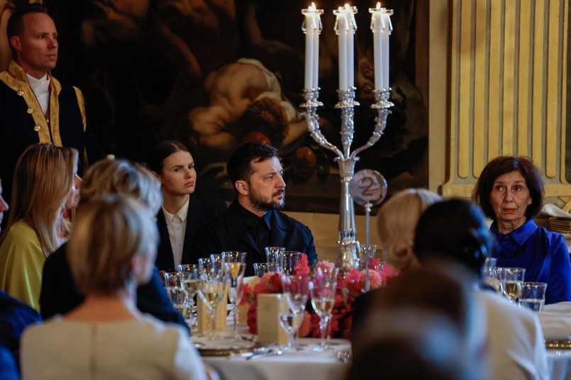 Wołodymyr Zełenski podczas uroczystej kolacji na szczycie w Hadze wystąpił w garniturze