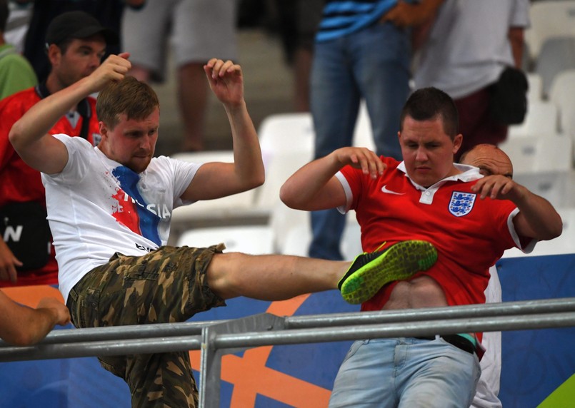 Skandal na stadionie w Marsylii. Rosyjscy chuligani zaatakowali angielskich kibiców. ZDJĘCIA