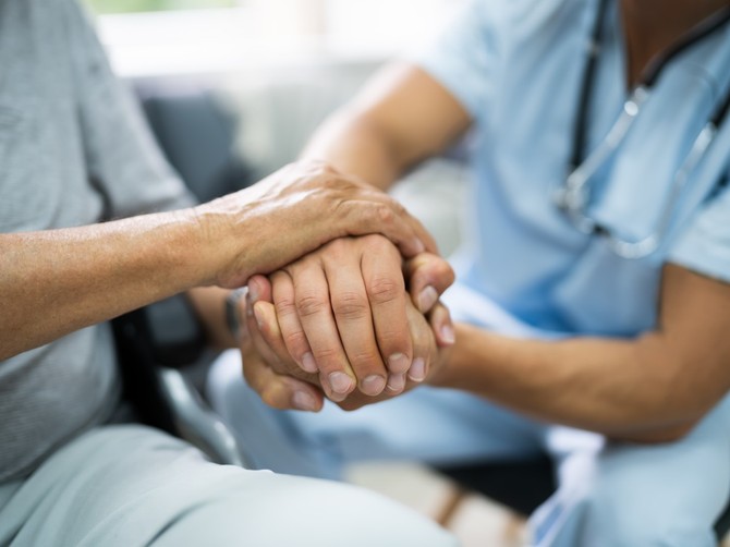 Medicinska sestra pomaže ljudima da prihvate smrt