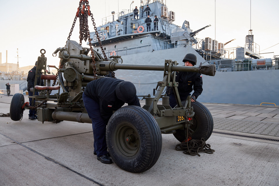 GDYNIA PORT WOJENNY ARMATA BOSFORS DLA MUZEUM WP  (armata przeciwlotnicza Bofors)