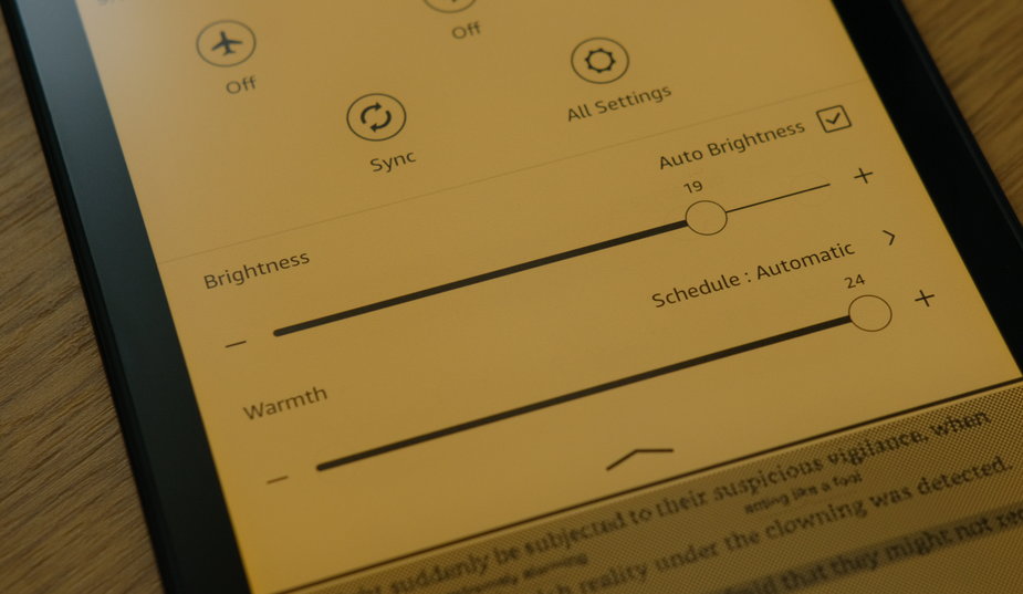 Kindle Paperwhite 5 otrzymał regulację barwy podświetlenia, która przydaje się w czasie czytania przy sztucznym świetle.