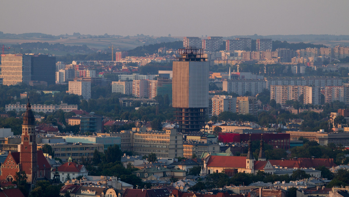 Szkielet najwyższego budynku Krakowa straszy mieszkańców i turystów od 35 lat. Ale jest szansa ma dokończenie budowy wieżowca – pisze "Dziennik Polski".