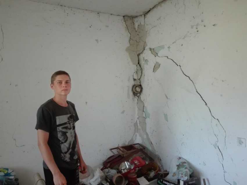 Maksim pored zida u staroj oštećenoj kući: Ovako je bilo nekada