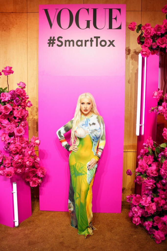 Christina Aguilera egy meztelenség illúzióját keltő Feben-kreációban mutatta meg, hogy a divat sokkal több annál, mint aminek sokan gondolják - jelen esetben ez egy a női jogokat képviselő jelkép, ami mögöttes jelentéstartalmainak köszönhetően már művészeti alkotásként is interpretálható. A testhezálló ruha mintája egy női testre emlékeztető absztrakt, amit a kék, a zöld és a sárga színek uraltak.