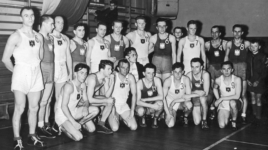 Pamiątkowe zdjęcie koszykarzy z Niemiec i Polski