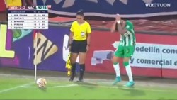 Skandal podczas derbów. Piłkarz trafiony w głowę nożem [WIDEO]