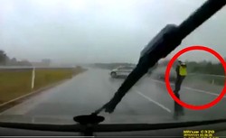 Dramatyczny wypadek z radiowozem i spalone lamborghini. Czarna seria na A1 [WIDEO]