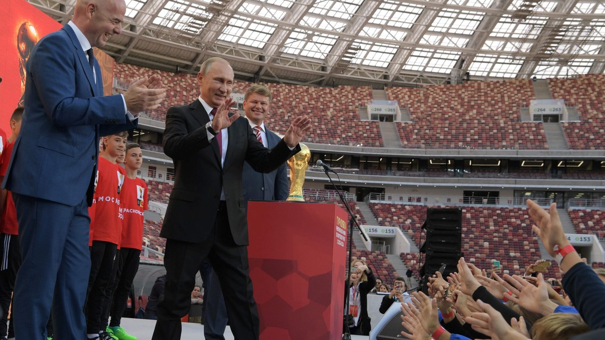 Rosji Władimir Putin podczas prezentacji Pucharu Świata FIFA