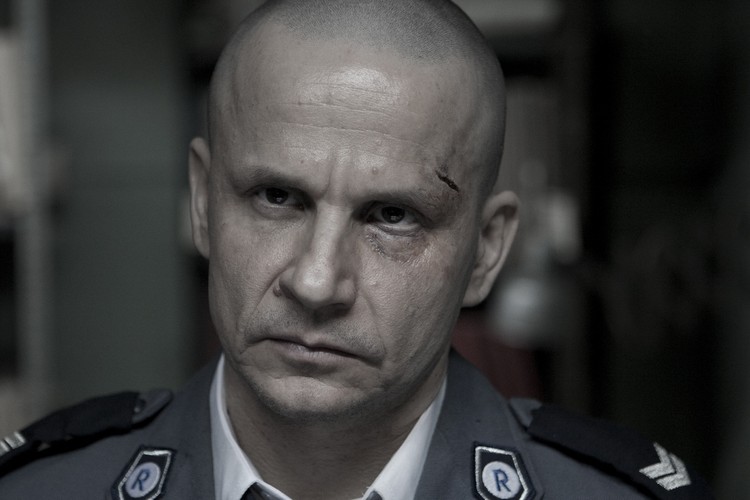 Miejsce 9. Drogówka, reż. Wojciech Smarzowski<br /><br />Obdarzeni siedmioma grzechami głównymi bohaterowie „Drogówki”, podobnie jak postaci z „Wesela” czy „Domu złego”, nie są czarno-białymi figurami. Nawet największy drań dostaje od Smarzowskiego szansę na zadośćuczynienie, a zło, które reżyser penetruje z taką wprawą, przybiera niekiedy postać nieuchwytnego dobra.<br /><br /><a href=