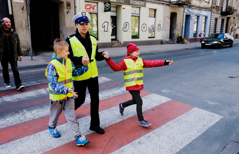 policjantka z drogówki z dziećmi na przejściu dla pieszych w Łodzi