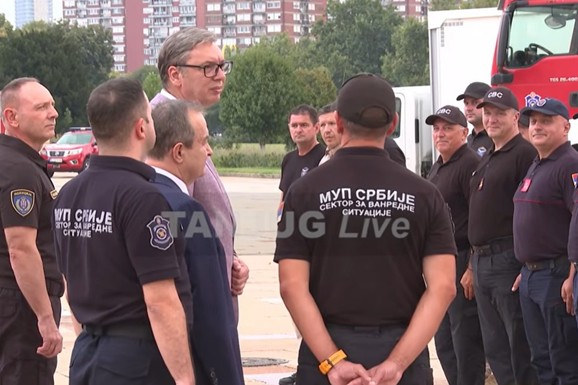 VUČIĆ DOČEKAO VATROGASCE KOJI SU GASILI POŽARE U ŠPANIJI Počela svečanost ispred Palate Srbija (VIDEO)