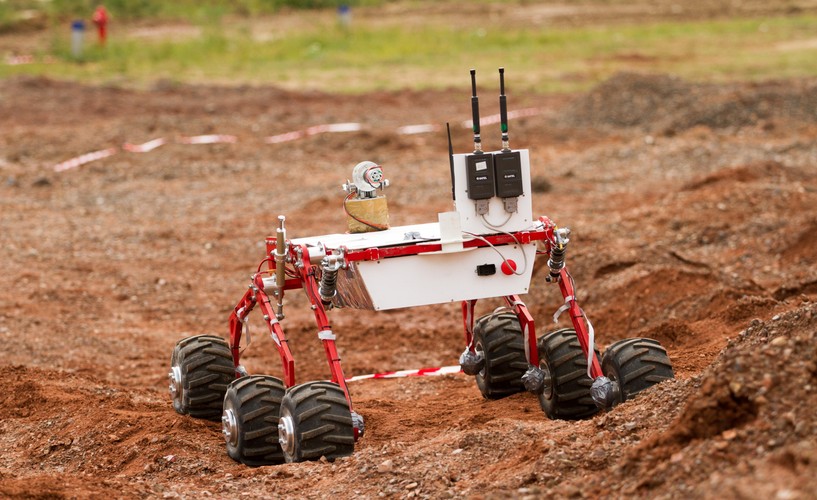 Harrison Schmitt, wybitny geolog i profesor uniwersytecki, jest dwunastym i ostatnim człowiekiem, który postawił stopę na Księżycu. 
<br>European Rover Challenge 2015, Łazik Next z Białegostoku, który pod koniec maja brał udział w zawodach University Rover Challenge w USA. Zawodu odbywały się na pustyni w stanie Utah, która swoimi warunkami najbardziej przypomina powierzchnię Marsa. <a href='http://forsal.pl/galerie/871047,zdjecie,1,marsjanski-lazik-next-z-bialegostoku-tak-wyglada-nowe-dzielo-polskich-studentow-zdjecia.html'>Zobacz zdjęcia z prezentacji łazika Next</a><br><br>fot. (cat) PAP/Michał Walczak