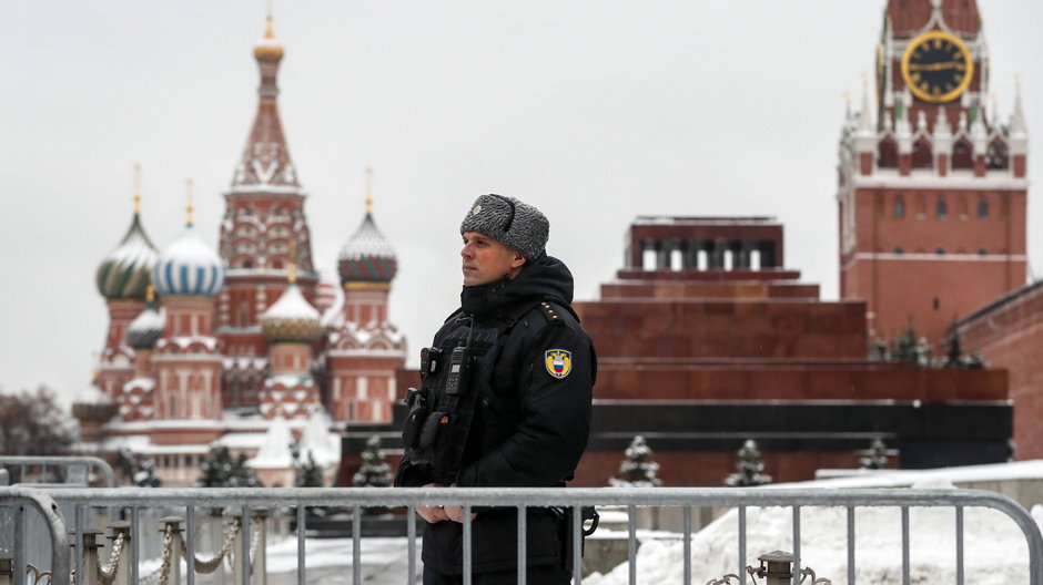 Rosyjski policjant przed Kremlem