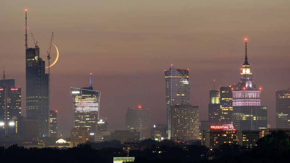 Centrum Warszawy nocą.