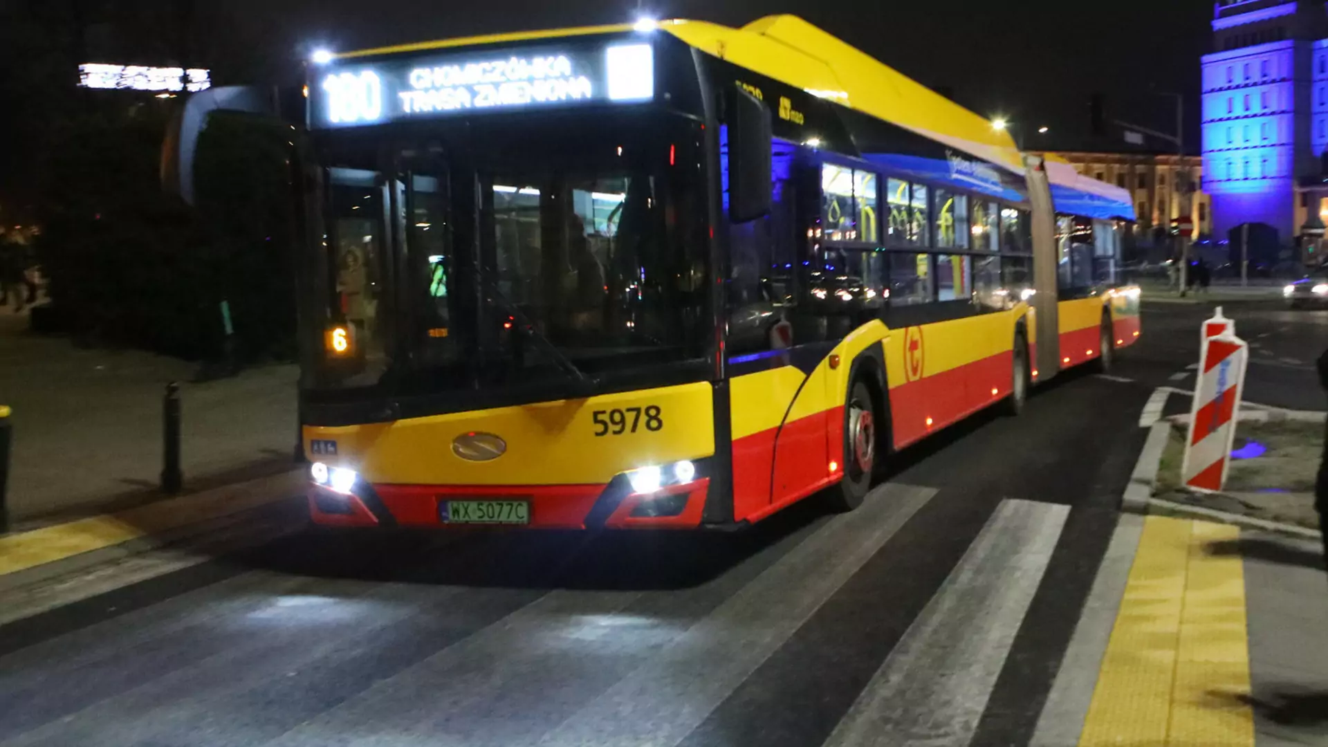 Autobus zablokował drogę kolumnie prezydenckiej. Jechał nim dziennikarz TVN
