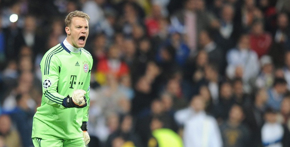 Bramkarz Bayerny Manuel Neuer cieszy się z obronionego rzutu karnego w półfinale Ligi Mistrzów