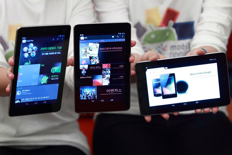 Asus Google Nexus 7 (860 zł)
Tablet z systemem operacyjnym Android 4.1.1 oraz wyświetlaczem o przekątnej 7 cala i rozdzielczości 1280 x 800 pikseli. Wyposażony w procesor Nvidia Tegra 3.