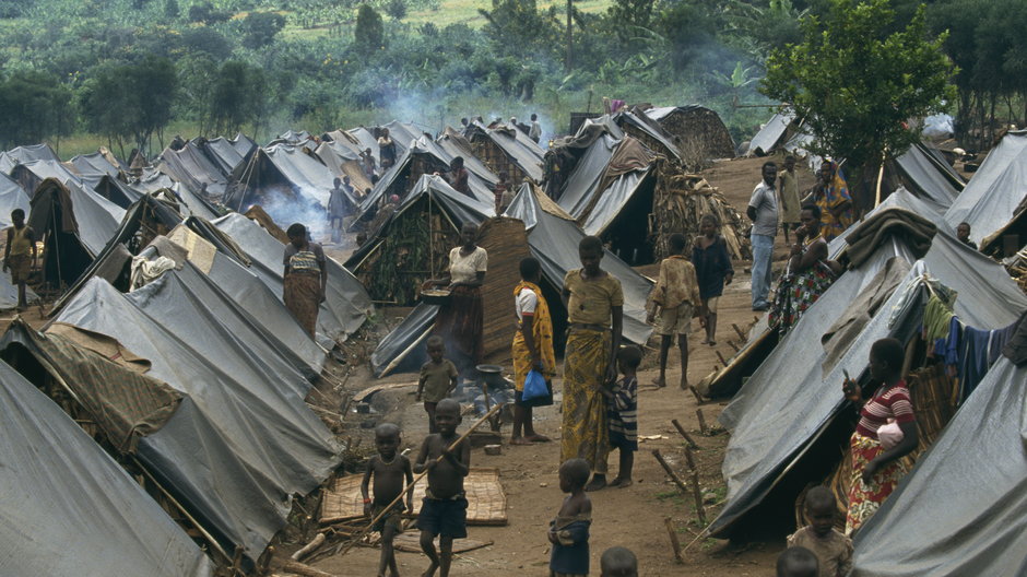 Uchodźcy spacerujący wśród namiotów w obozie dla Tutsich w północnym Burundi. Został on utworzony dla Rwandyjczyków uciekających z kraju przed wojną domową z 1994 r.