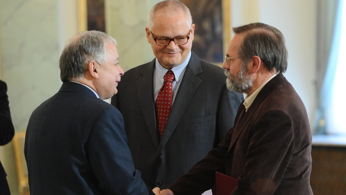 Na przełomie 2006 i 2007 roku prof. Adam Glapiński, doradca ekonomiczny prezydenta, zarobił jako doradca zarządu PW "Rzeczpospolita" 102 tysiące złotych. Dziś sam nie pamięta, aby pełnił taką funkcję i trudno znaleźć ślady jego "doradzania" - pisze dziennik "Polska - the Times". Glapiński się odcina: - W tej sytuacji politycznej nie dziwię się, że jestem atakowany.