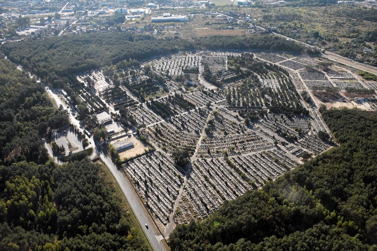 W Radomiu mieszka ok. 220 tys. osób. Szczyt demograficzny przypadł na rok 2000, gdy liczba ludności sięgnęła prawie 231 tys., potem jednak zaczęła spadać.

Na zdjęciu: Radom z lotu ptaka. Dzielnica Firlej