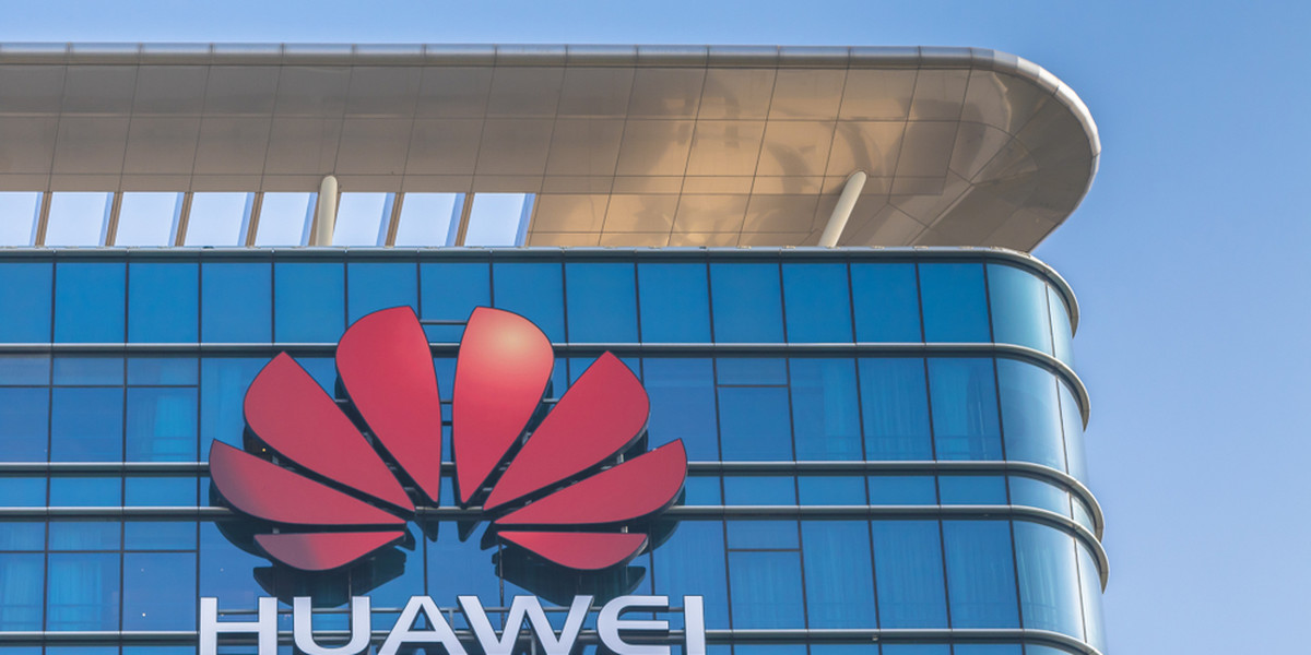 Huawei przygotowuje się na dużą zmianę strukturalną w odpowiedzi na amerykańskie sankcje, które zagrażają przetrwaniu dochodowej produkcji smartfonów koncernu.