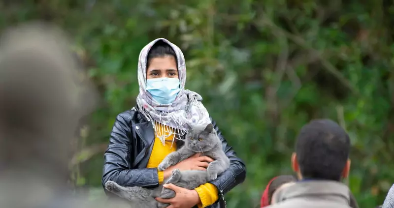 Kobieta trzyma na rękach kota, który razem z nią przywędrował z Afganistanu