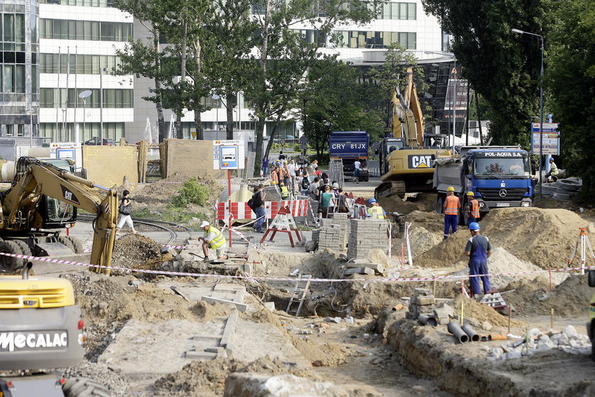 Po pięciu latach od przebudowy pętli Służewiec. Tramwajarze wymieniają nowe tory