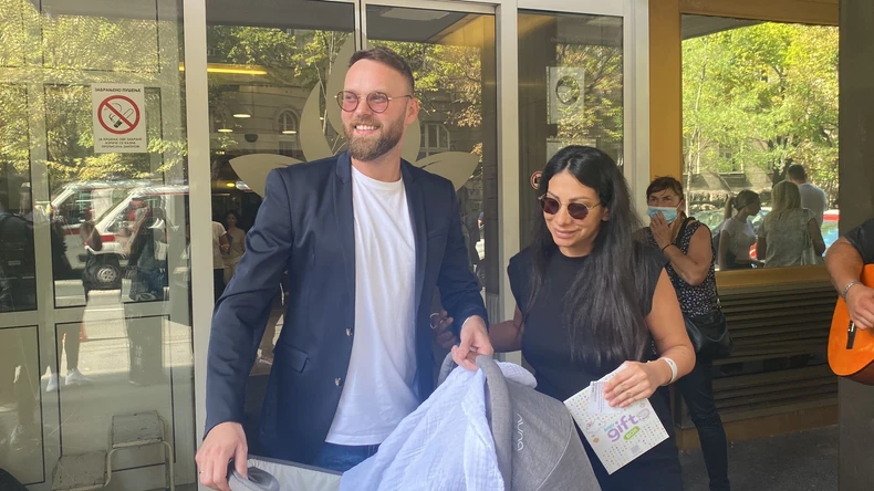 Danijel Alibabić sa suprugom ispred porodilišta
