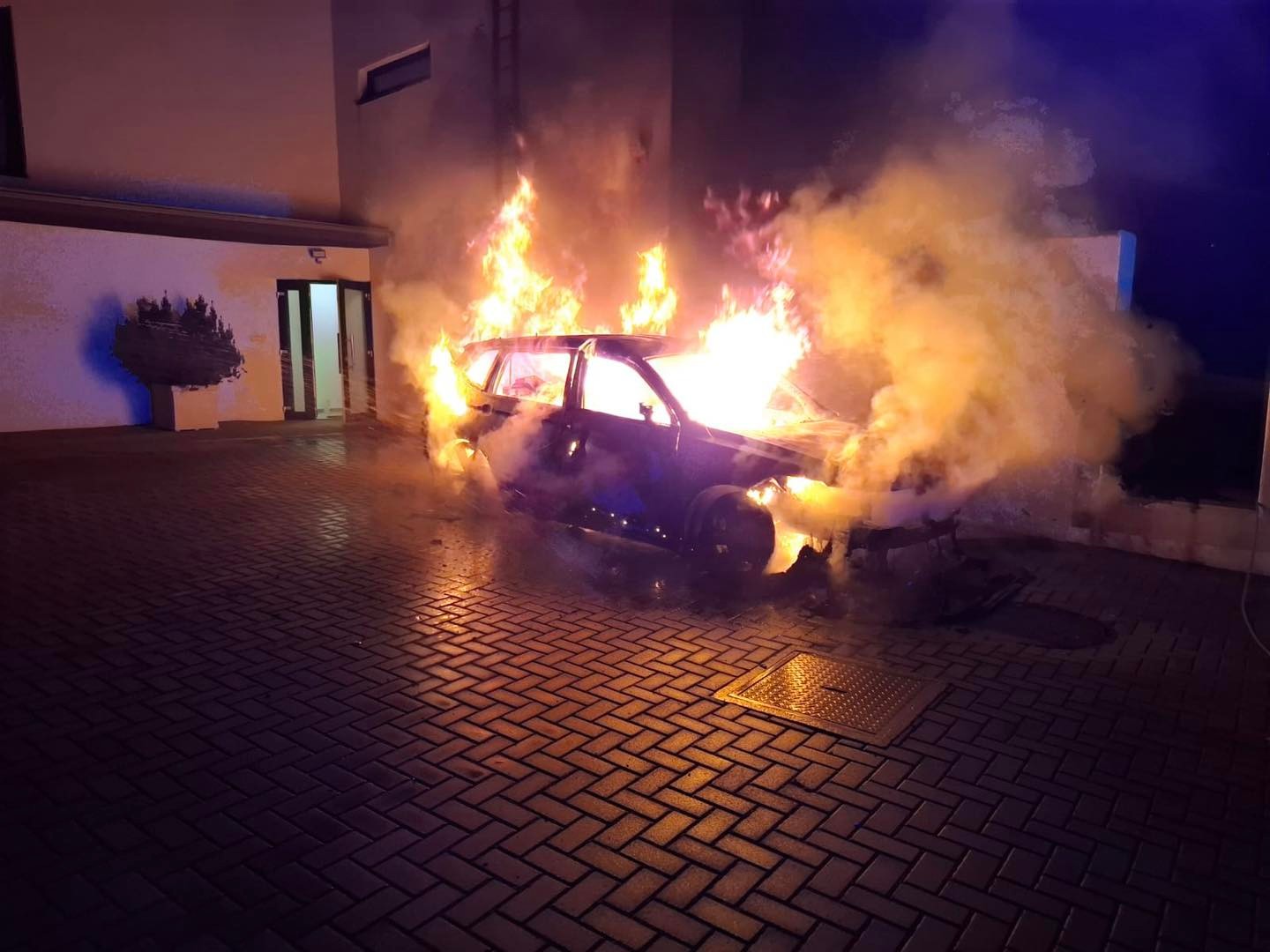 Hasiči zasahovali v noci pri požiari rodinného domu v Rovinke.