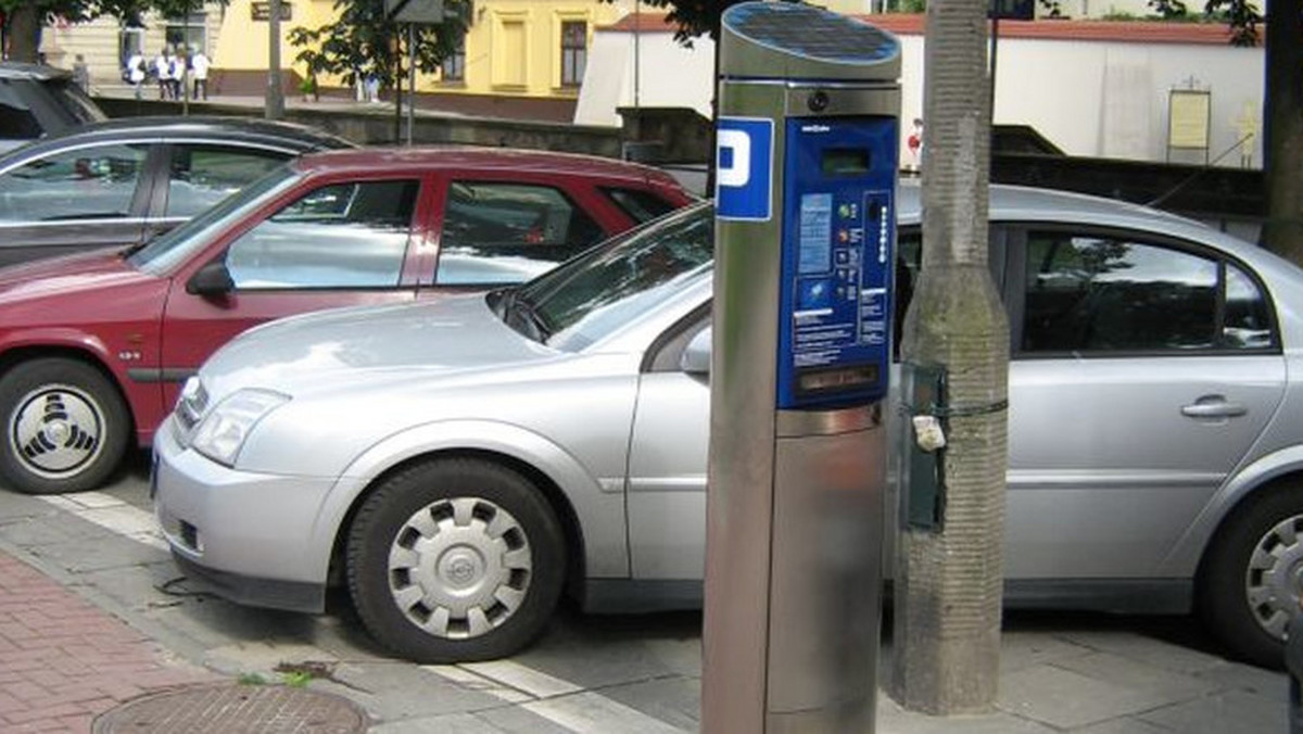 Blisko trzy tysiące miejsc postojowych zniknie ze strefy płatnego parkowania. Pojawią się też dwie strefy ograniczonego ruchu. Na tych parkować będzie można tylko wieczorem. Dodatkowo 13 ulic stanie się jednokierunkowymi. To zmiany organizacji ruchu, jakie zaproponowali miejscu urzędnicy. Nowe zasady mają zacząć obowiązywać najpóźniej do końca października.