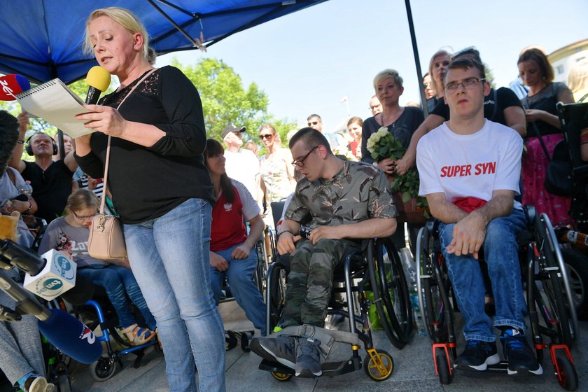 Tak męczyli się niepełnosprawni w Sejmie. "Jedna toaleta na wszystkich"