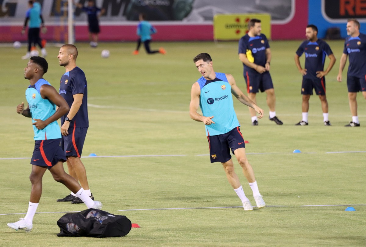Robert Lewandowski (C) podczas treningu katalońskiej drużyny w Las Vegas, 22 bm. Lewandowski zadebiutuje w barwach “Blaugrany” w towarzyskim spotkaniu przeciwko Realowi Madryt