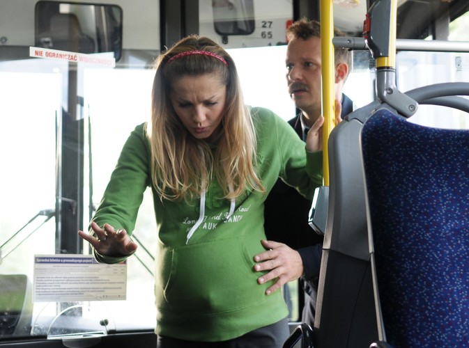 Ostatni odcinek 'Prosto w serce': Konstancja jedzie na poród autobusem