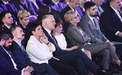 Pierwsza konwencja Porozumienia. "Unia to my". Fotoreporter "Gazety Wyborczej" wyprowadzony przez ochroniarzy