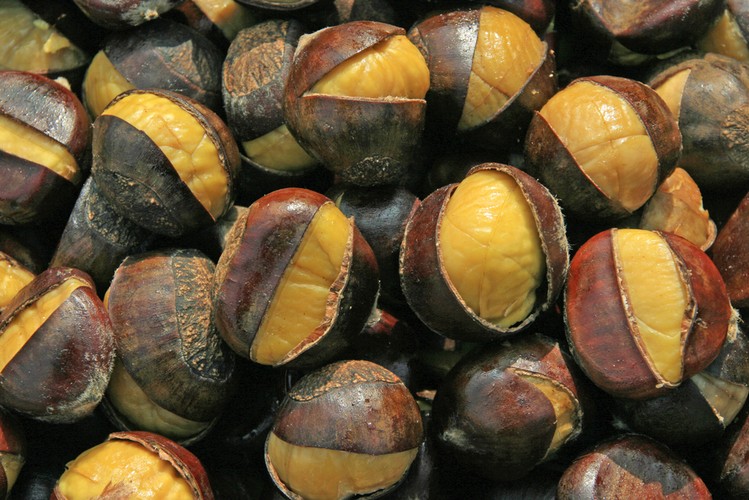 <b>Pieczone kasztany</b><br />Bardzo popularna przekąska, można je kupić nie tylko na Placu Pigalle