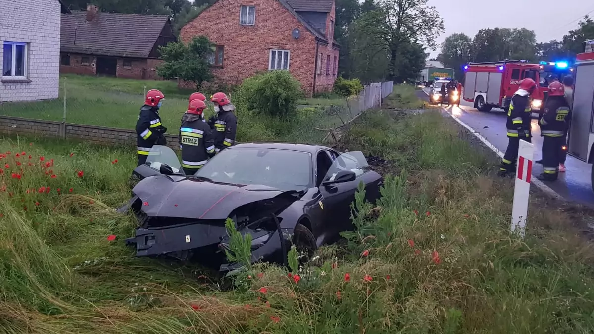 Ferrari rozbite w Gaszynie