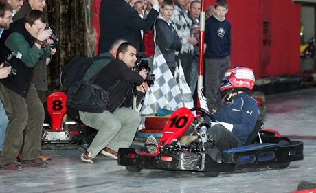 KRAKOWROBERT KUBICA NA TORZE GOKARTOWYM PO KONFERENCJI PRASOWEJNZ ROBERT KUBICA O MALY WLOS NIE PRZEJECHAL NASZEGO FOTOREPORTERA TOMASZA JAGODZINSKIEGO2006 11 16FOTO MICHAL STAWOWIAK KRAKFOTO