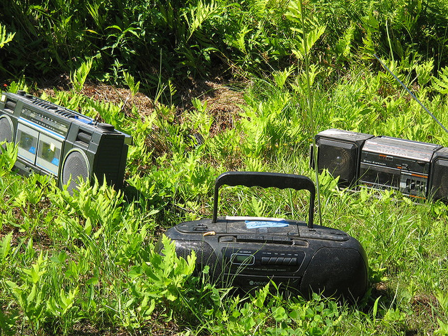 Boombox, czyli przenośne radio obsługujące kasety i później także płyty CD. Kiedyś każdy chciał go mieć!