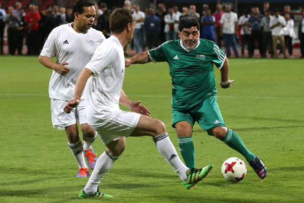 Boniek zagrał z Maradoną w meczu piłkarskich legend. Prezes PZPN pochwalił się zdjęciem na Twitterze [FOTO]