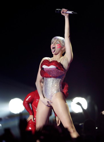 Miley Cyrus znów z językiem na brodzie, a nawet na piersiach